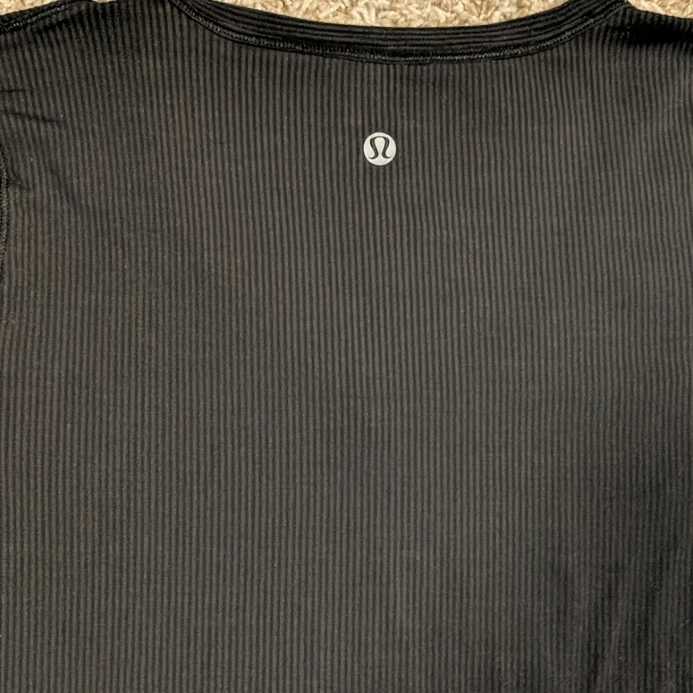 🚫Sold! Lululemon tee - Picture 4 of 5